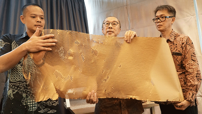Peluncuran green product pembungkus berupa Hexcel Wrap sebagai pengganti gelembung plastik (bubble wrap) di Jakarta, Rabu (18/5/2022).