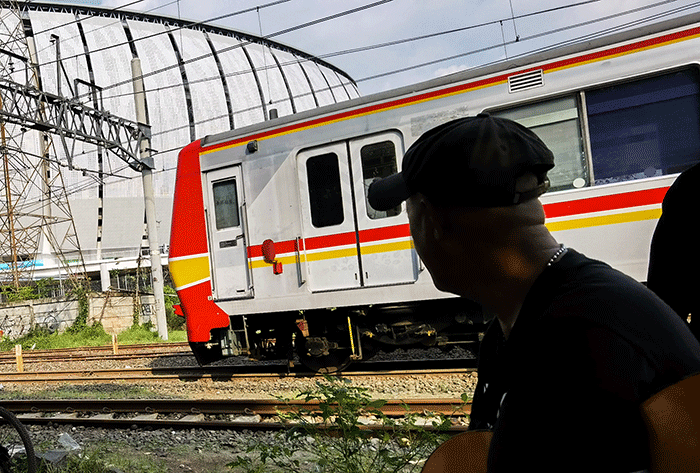 KRL Commuterline saat melintas dengan berlatar belakang gedung Jakarta International Stadium, Jakarta Utara, Rabu, (18/5/2022).
