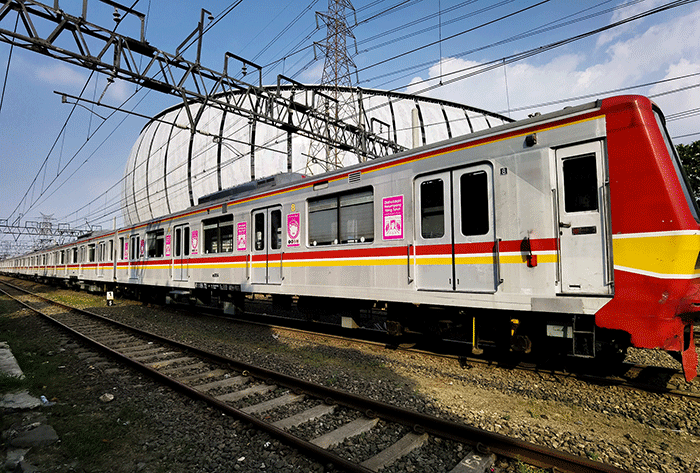 KRL Commuterline saat melintas dengan berlatar belakang gedung Jakarta International Stadium, Jakarta Utara, Rabu, (18/5/2022).