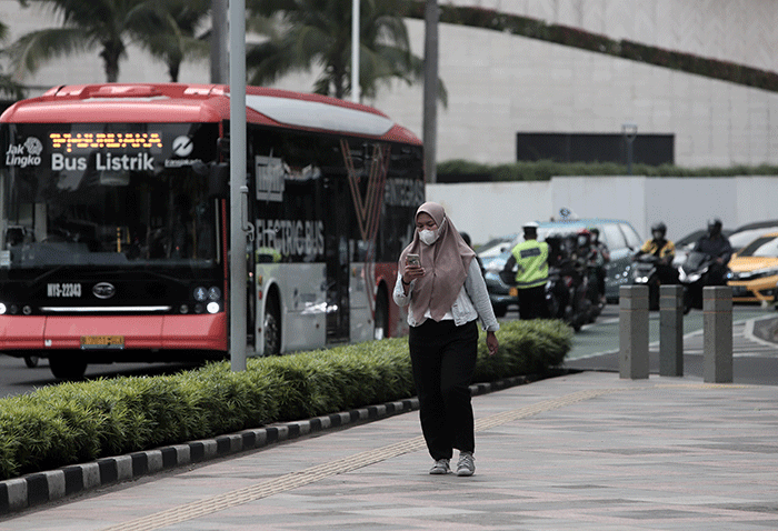Warga berjalan di pendestrian kawasan Bundaran HI, Jakarta Pusat, Selasa (17/5/2022).