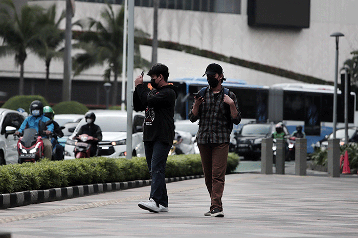 Warga berjalan di pendestrian kawasan Bundaran HI, Jakarta Pusat, Selasa (17/5/2022).