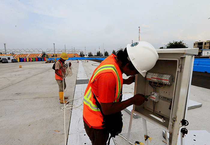 Lintasan sepanjang 2,4 kilometer dan pagar pembatas beton atau wall barrier bercat biru telah dipasang di kiri dan kanan lintasan.
