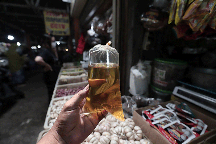 Pedagang mengemas minyak goreng curah di Pasar Kecapi, Kota Bekasi, Jawa Barat, Rabu (18/5/2022).
