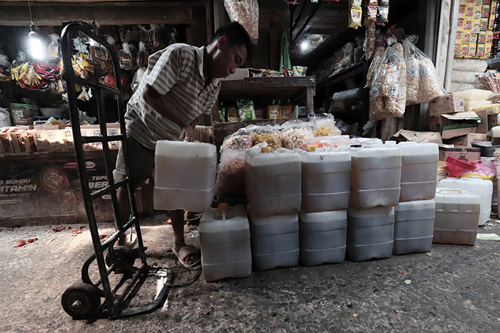 Pedagang mengemas minyak goreng curah di Pasar Kecapi, Kota Bekasi, Jawa Barat, Rabu (18/5/2022).