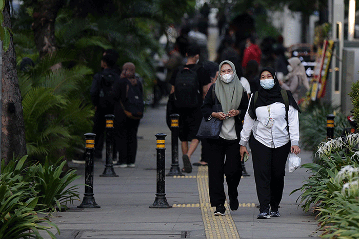 Warga berjalan di pedestrian di kawasan Jalan Thamrin, Jakarta Pusat, Selasa (17/5/2022).