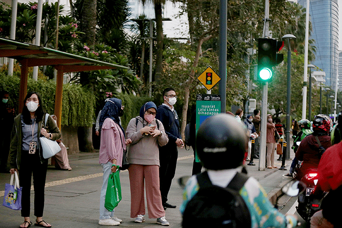 Warga berjalan di pedestrian di kawasan Jalan Thamrin, Jakarta Pusat, Selasa (17/5/2022).