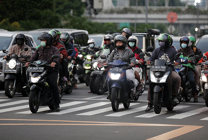 Warga berjalan di pedestrian di kawasan Jalan Thamrin, Jakarta Pusat, Selasa (17/5/2022).