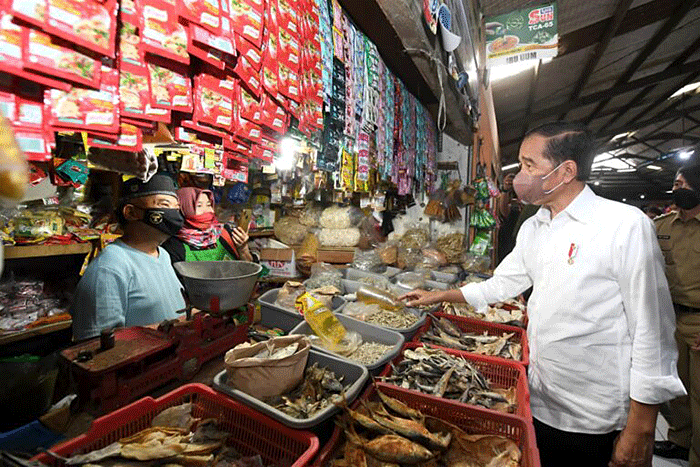 Presiden Joko Widodo blusukan ke Pasar Cibinong, Kabupaten Bogor, dan Pasar Gunung Batu, Kota Bogor, Selasa (17/5/2022).
