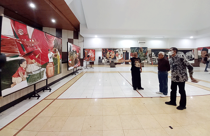 Sejumlah pengunjung menyaksikan lukisan dalam gelaran pameran tunggal bertajuk “Boeng, Ayo, Boeng” di Museum Ronggowarsito Semarang, Jawa Tengah.