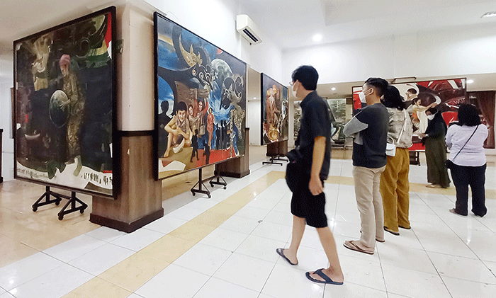Sejumlah pengunjung menyaksikan lukisan dalam gelaran pameran tunggal bertajuk “Boeng, Ayo, Boeng” di Museum Ronggowarsito Semarang, Jawa Tengah.