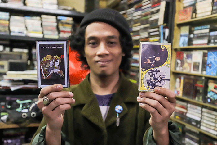 Pengunjung melihat kaset pita yang dijual pada salah satu toko di Pasar Musik Blok M Square, Jakarta Selatan, Rabu (18/5/2022).