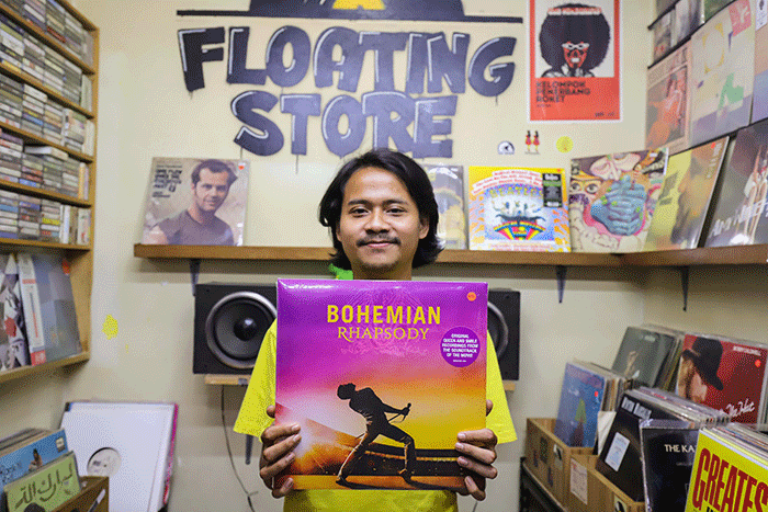 Pengunjung melihat kaset pita yang dijual pada salah satu toko di Pasar Musik Blok M Square, Jakarta Selatan, Rabu (18/5/2022).