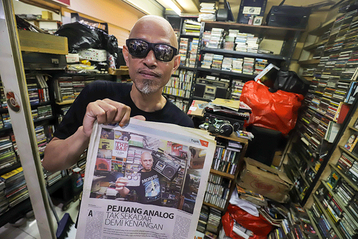 Pengunjung melihat kaset pita yang dijual pada salah satu toko di Pasar Musik Blok M Square, Jakarta Selatan, Rabu (18/5/2022).