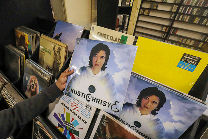 Pengunjung melihat kaset pita yang dijual pada salah satu toko di Pasar Musik Blok M Square, Jakarta Selatan, Rabu (18/5/2022).