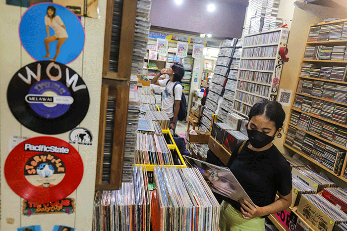 Pengunjung melihat kaset pita yang dijual pada salah satu toko di Pasar Musik Blok M Square, Jakarta Selatan, Rabu (18/5/2022).