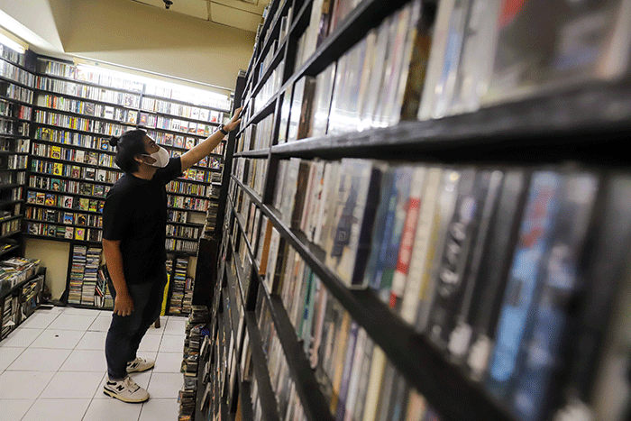 Pengunjung melihat kaset pita yang dijual pada salah satu toko di Pasar Musik Blok M Square, Jakarta Selatan, Rabu (18/5/2022).