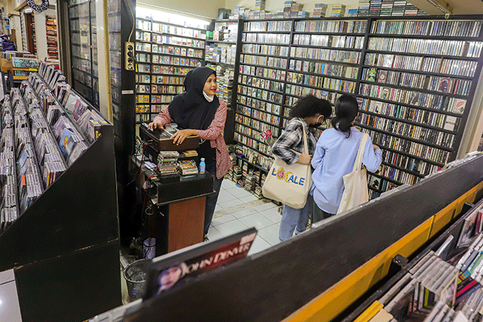 Pengunjung melihat kaset pita yang dijual pada salah satu toko di Pasar Musik Blok M Square, Jakarta Selatan, Rabu (18/5/2022).