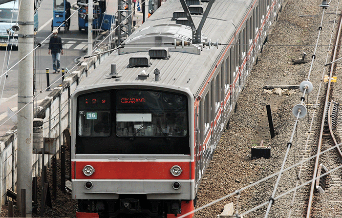Kereta Rel Listrik (KRL) saat melintasi jalur di kawasan Jatinegara, Jakarta Timur, Kamis (19/5/2022).