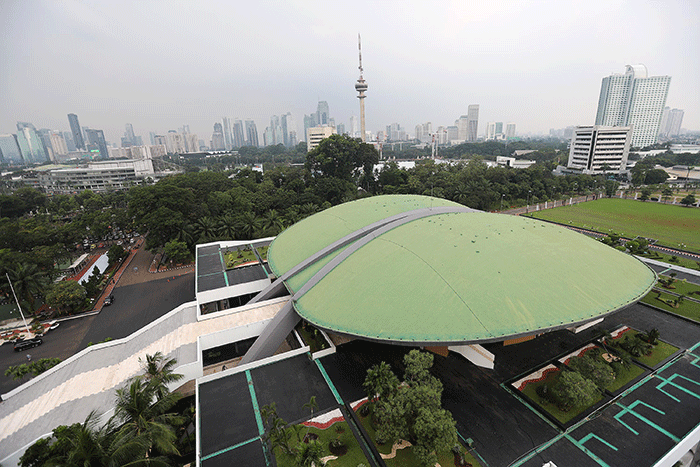 Petugas memeriksa dome Gedung Nusantara DPR atau Gedung Kura-Kura di Kompleks Parlemen, Senayan, Jakarta, Kamis (19/5/2022).
