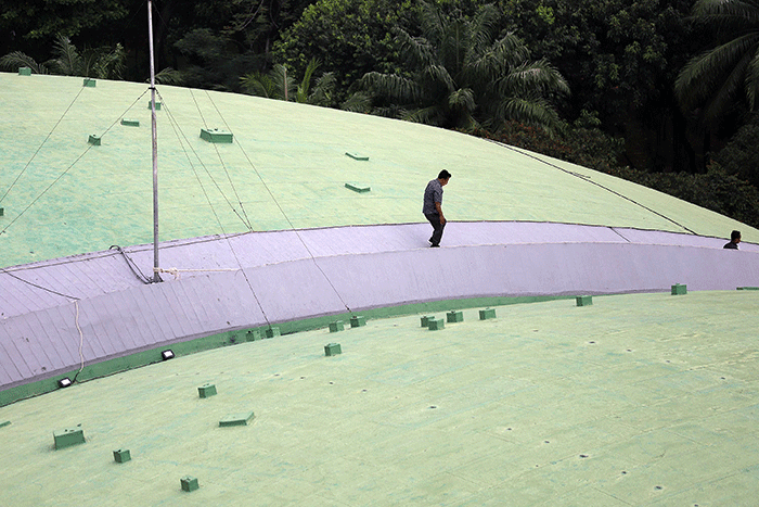 Petugas memeriksa dome Gedung Nusantara DPR atau Gedung Kura-Kura di Kompleks Parlemen, Senayan, Jakarta, Kamis (19/5/2022).