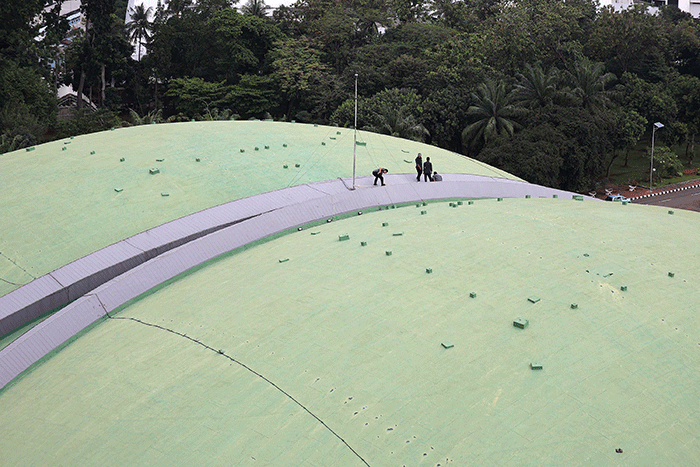 Petugas memeriksa dome Gedung Nusantara DPR atau Gedung Kura-Kura di Kompleks Parlemen, Senayan, Jakarta, Kamis (19/5/2022).