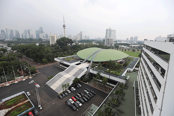 Petugas memeriksa dome Gedung Nusantara DPR atau Gedung Kura-Kura di Kompleks Parlemen, Senayan, Jakarta, Kamis (19/5/2022).