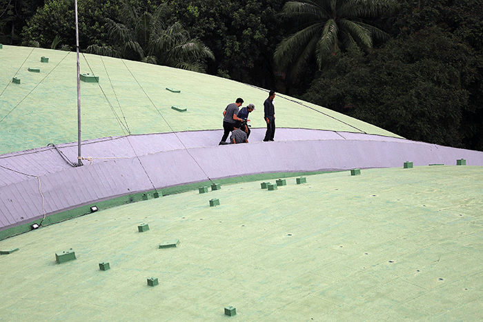 Petugas memeriksa dome Gedung Nusantara DPR atau Gedung Kura-Kura di Kompleks Parlemen, Senayan, Jakarta, Kamis (19/5/2022).
