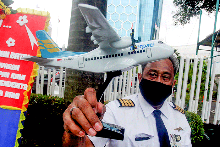 Sejumlah eks pilot senior Merpati Air menggelar aksi unjuk rasa menuntut hak gaji dan pesangon yang belum dibayarkan di Jakarta, Rabu (18/5/2022).