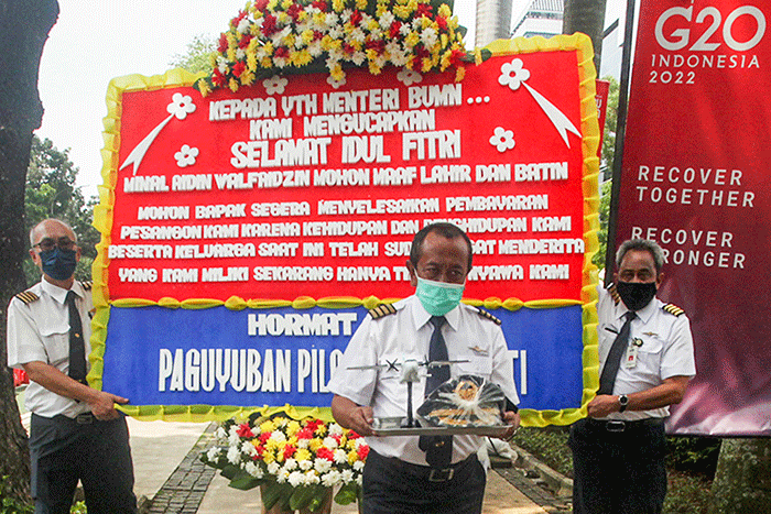 Sejumlah eks pilot senior Merpati Air menggelar aksi unjuk rasa menuntut hak gaji dan pesangon yang belum dibayarkan di Jakarta, Rabu (18/5/2022).