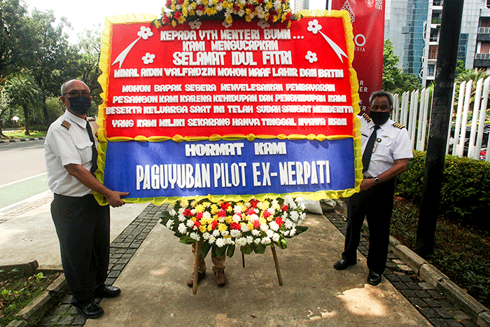 Sejumlah eks pilot senior Merpati Air menggelar aksi unjuk rasa menuntut hak gaji dan pesangon yang belum dibayarkan di Jakarta, Rabu (18/5/2022).