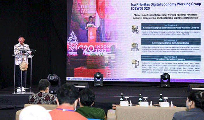 Menteri Johnny menjelaskan dalam Basic Digital Skill, Kementerian Kominfo telah bekerja sama dengan berbagai mitra pegiat literasi digital.