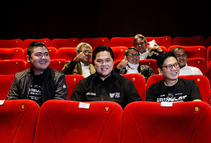 Menteri BUMN, Erick Thohir (tengah) bersama Direktur Utama MNC Pictures, Titan Hermawan (kanan) saat acara nonton bareng film Srimulat: Hil Yang Mustahal.