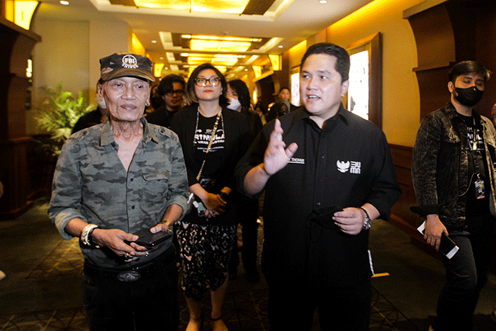 Menteri BUMN, Erick Thohir (tengah) bersama Direktur Utama MNC Pictures, Titan Hermawan (kanan) saat acara nonton bareng film Srimulat: Hil Yang Mustahal.
