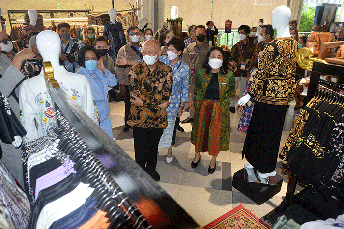 Menteri PPA Bintang Puspayoga dan Menteri Koperasi dan UKM Teten Masduki meninjau bazaar UMKM di sela acara Plenary Meeting Kedua G20 Empower.