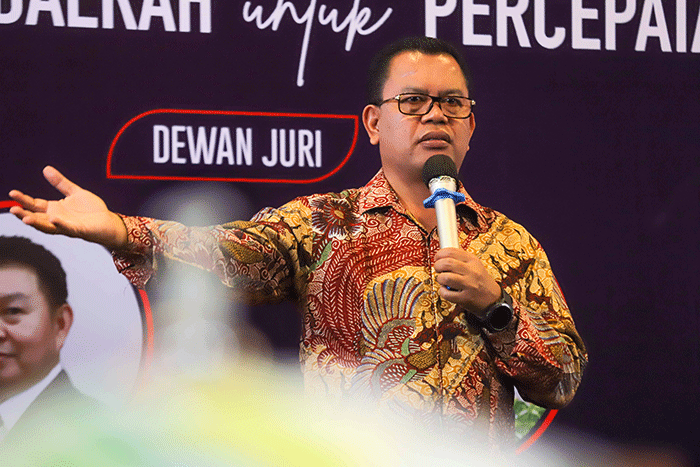 Bupati Toba Poktak Sitorus meberikan pemaparan saat penjurian dalam acara Indonesia Visionary Leader (IVL) sesi X di Auditorim Gedung Sindo.
