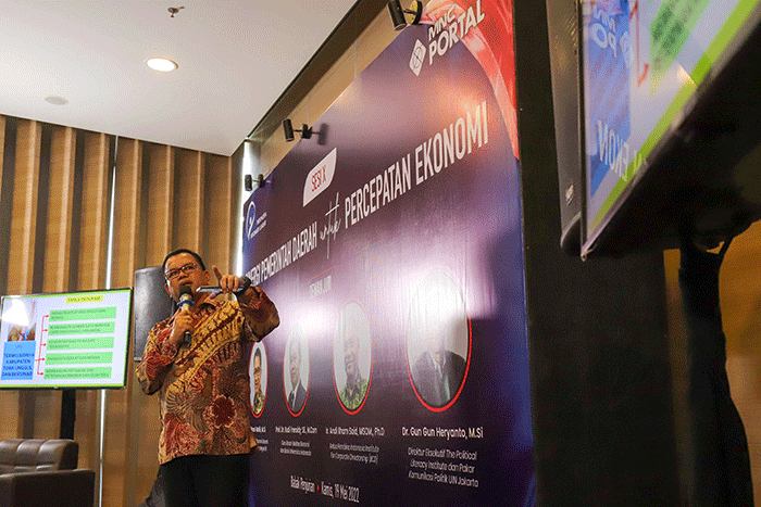 Bupati Toba Poktak Sitorus meberikan pemaparan saat penjurian dalam acara Indonesia Visionary Leader (IVL) sesi X di Auditorim Gedung Sindo.