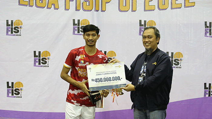 Direktur MNC Life Donny Trihardono (kanan) didampingi Dekan FISIP UI Semiarto Aji Purwanto memberikan hadiah asuransi kepada juara 1 Liga FISIP UI 2022.