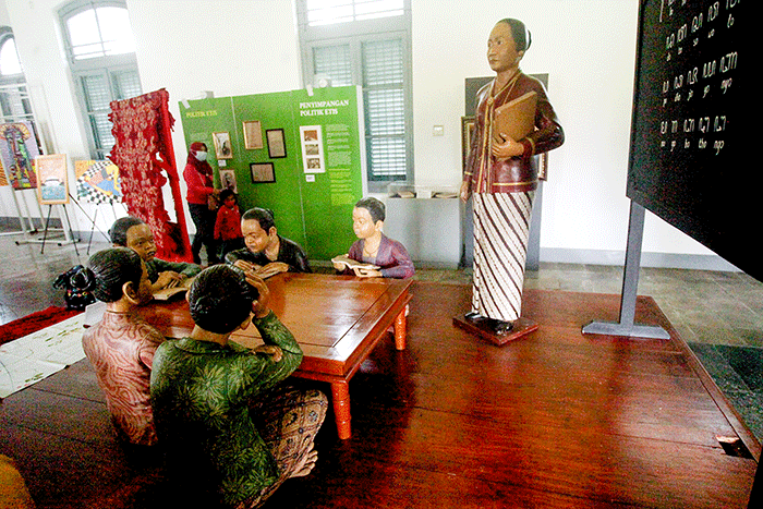 Pelajar melihat diorama yang terpajang di Museum Kebangkitan Nasional, Jakarta, Jumat (20/5/2022).