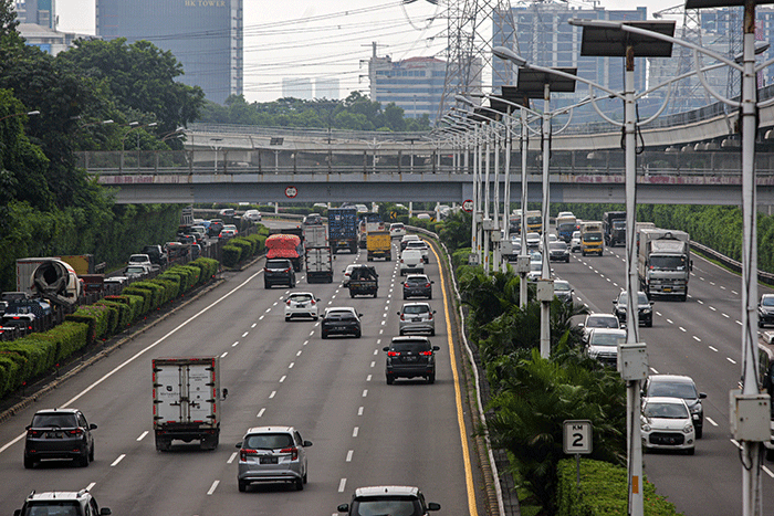 Sejumlah kendaraan melintasi ruas tol Jagorawi di kawasan Cililitan, Jakarta Timur, Sabtu (21/5/2022).