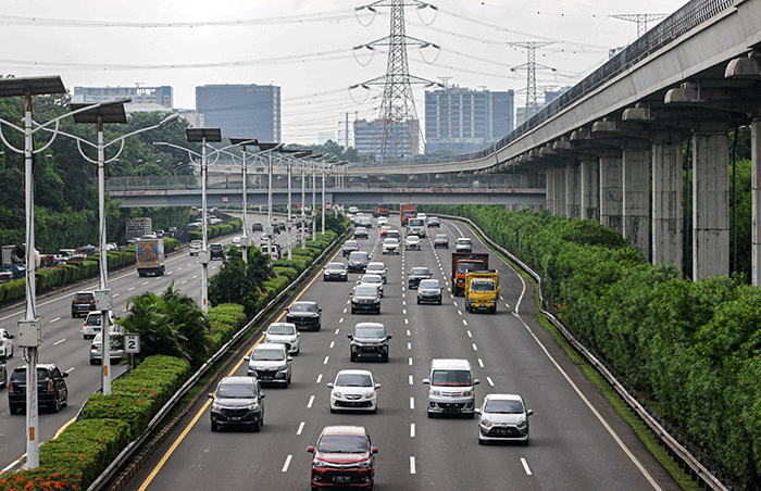 Sejumlah kendaraan melintasi ruas tol Jagorawi di kawasan Cililitan, Jakarta Timur, Sabtu (21/5/2022).