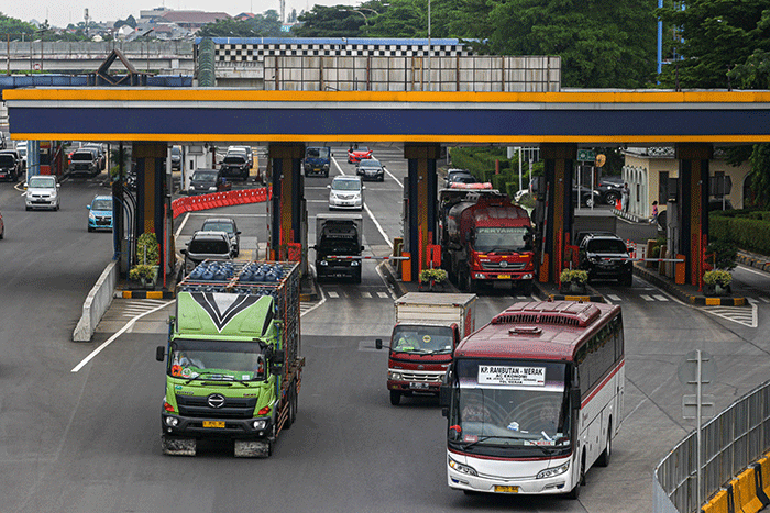 Sejumlah kendaraan melintasi ruas tol Jagorawi di kawasan Cililitan, Jakarta Timur, Sabtu (21/5/2022).