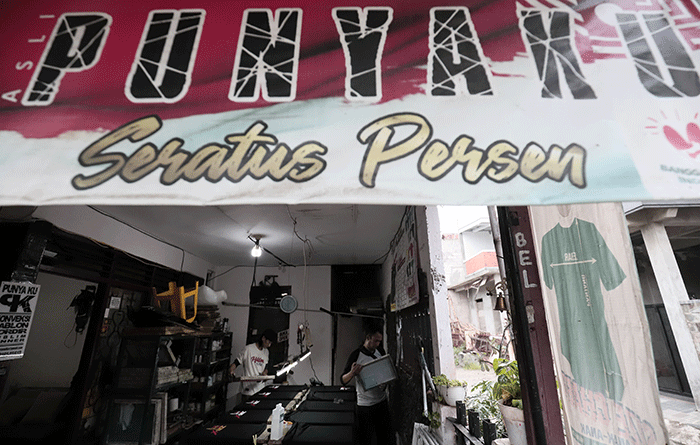 Pekerja menyelesaikan penyablonan kaos di UMKM Asli Punyaku kawasan Pondok Gede, Kota Bekasi, Jawa Barat, Jumat (20/5/2022).