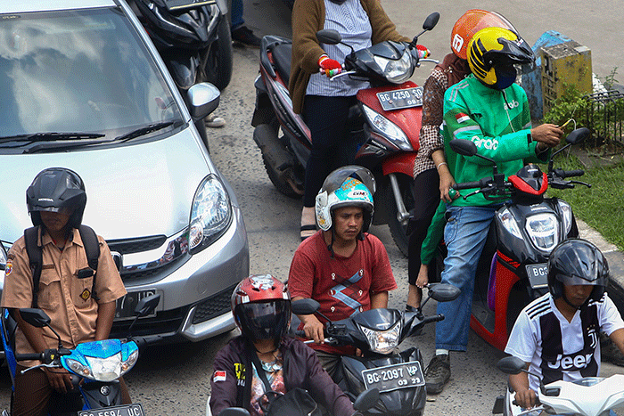 Setelah tiga hari diperbolehkan melepas masker terlihat warga di ruang terbuka beraktivitas tanpa mengunakan masker.
