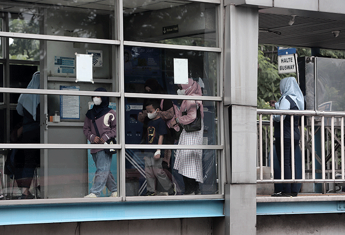 Penumpang menunggu bus Transjakarta di halte Garuda Taman Mini, Jakarta Timur, Sabtu (21/5/2022).