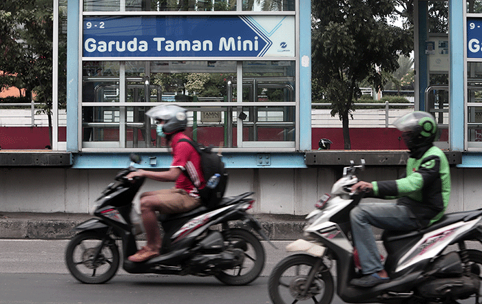 Penumpang menunggu bus Transjakarta di halte Garuda Taman Mini, Jakarta Timur, Sabtu (21/5/2022).