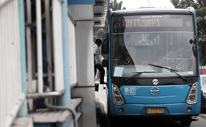 Penumpang menunggu bus Transjakarta di halte Garuda Taman Mini, Jakarta Timur, Sabtu (21/5/2022).