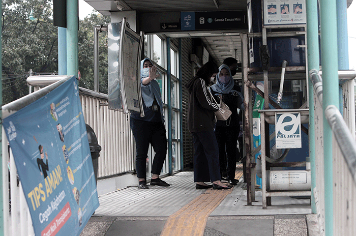 Penumpang menunggu bus Transjakarta di halte Garuda Taman Mini, Jakarta Timur, Sabtu (21/5/2022).