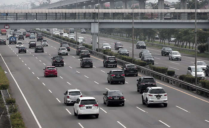 IDXChannel - Pengendara melintas di jalan tol Jagorawi kawasan TMII, Jakarta Timur, Sabtu (21/5/2022).  Pemerintah berencana menerapkan sistem transaksi tol tan