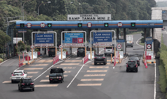 IDXChannel - Pengendara melintas di jalan tol Jagorawi kawasan TMII, Jakarta Timur, Sabtu (21/5/2022).  Pemerintah berencana menerapkan sistem transaksi tol tan