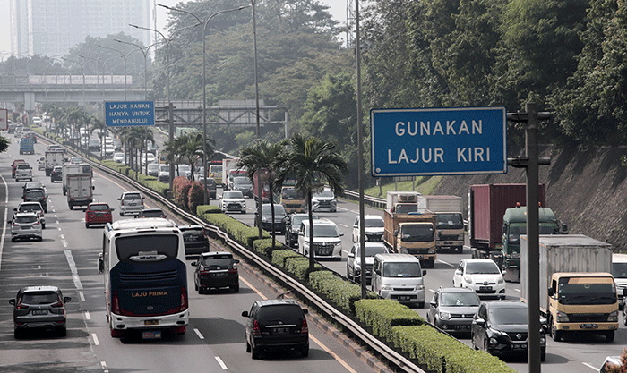 Pengendara melintas di jalan tol Jagorawi kawasan TMII, Jakarta Timur, Sabtu (21/5/2022).
